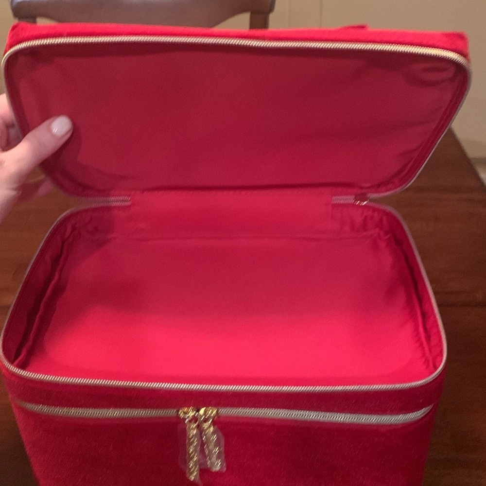 Absolutely stunning authentic Estee Lauder brand new large cosmetic velour .